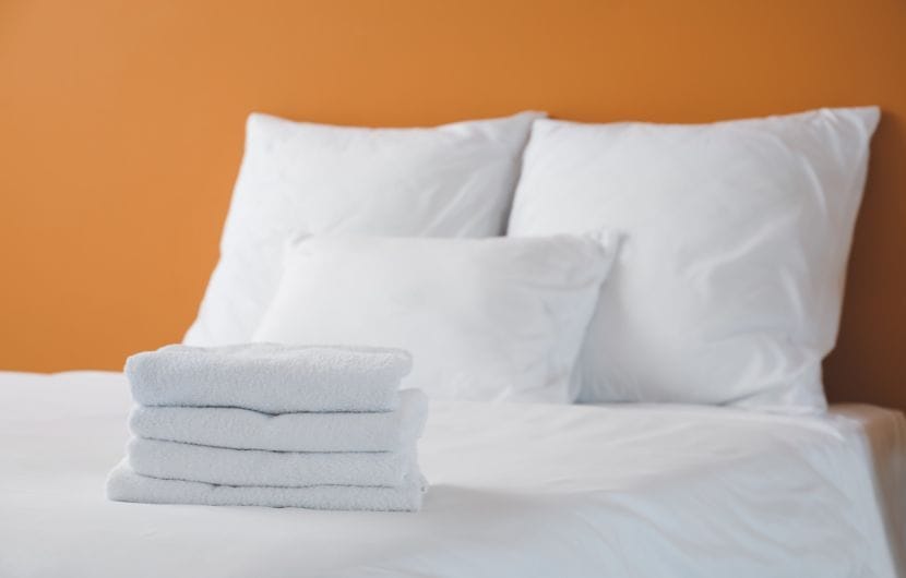 hotel white towels and bedding